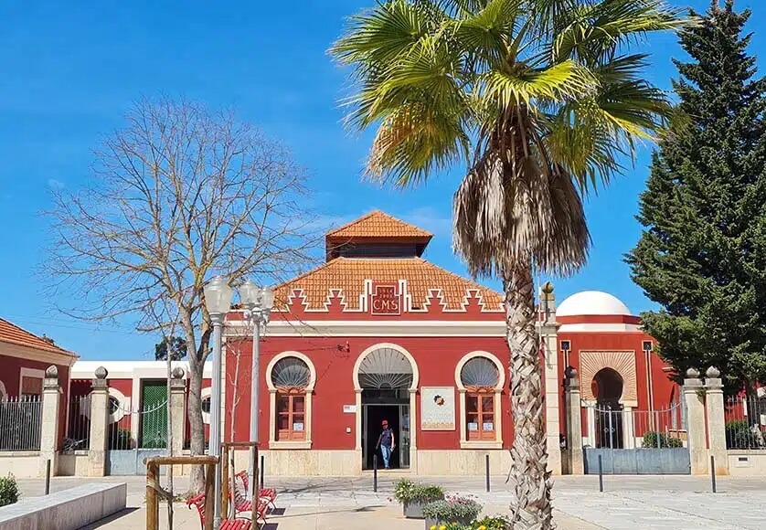 Casa da Cultura is located at Largo da República (the western end of Silves next to the High School).