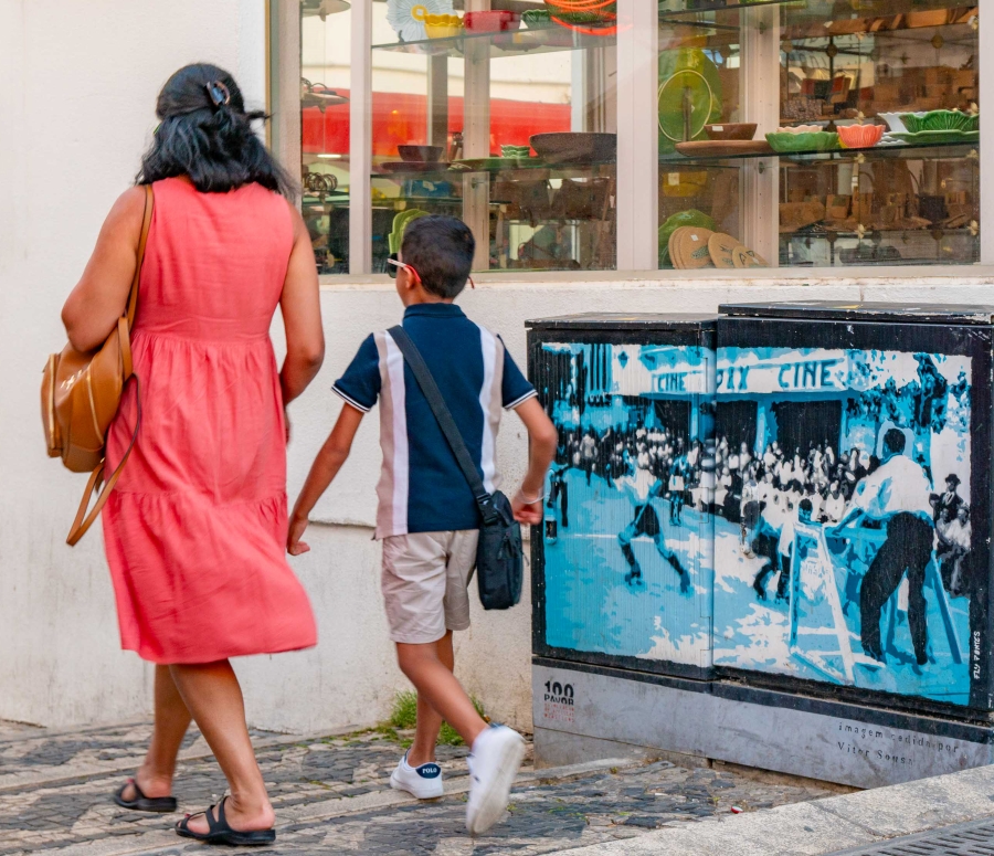 Albufeira history depicted on electricity cabinet