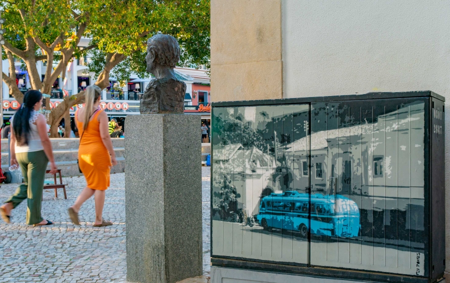 Historic bus stop image on electricity cabinet in Albufeira